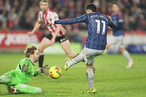 ◎ 賓福特門將基利尼亞奮力撲住阿仙奴十一號馬田利尼的「必入球」。(美聯社)