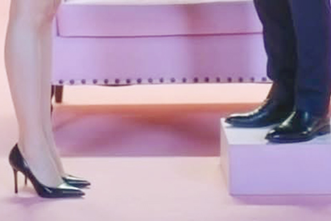 ◎ 西裝褲皮鞋的主人應是TVB賽馬日主持人之一。