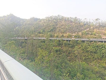 繞山而築的步道