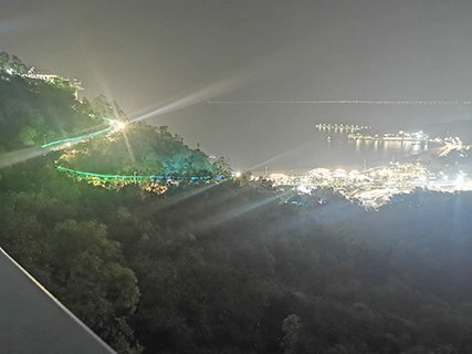 綠色的光環是落山的過山車