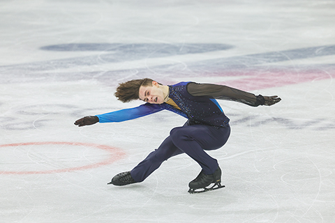 ◎ 2月13日晚,冬奧會花樣滑冰男子單人滑比賽在意大利米蘭結束。哈薩克斯坦選手薩多洛夫以總成績291.58分爆冷奪冠,日本選手鍵山優真成績為280.06分獲得銀牌,日本選手佐藤駿以274.90分獲得銅牌。圖為獲得冠軍的哈薩克斯坦選手薩多洛夫在自由滑比賽中。(中新社記者駱雲飛 攝)