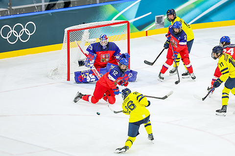 ◎ 2月13日,冬奧會冰球項目女子四分之一決賽中,瑞典隊(黃衣)2比0戰勝捷克隊(紅衣)。圖為瑞典隊球員漢娜.奧爾松(下)射門。(中新社記者駱雲飛 攝)