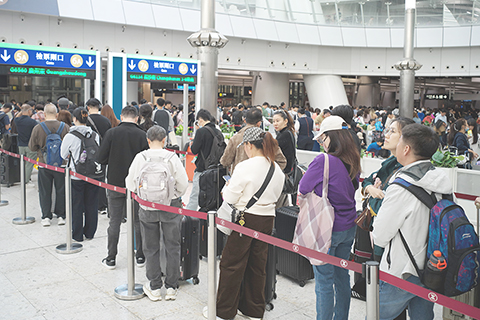 ◎ 二月十四日是年廿七,農曆新年將至,香港入境處預計當日是陸路出境高峰期。圖為當天下午,香港高鐵西九龍站人頭湧湧,車站繁忙有序。(香港中通社記者 謝光磊 攝)