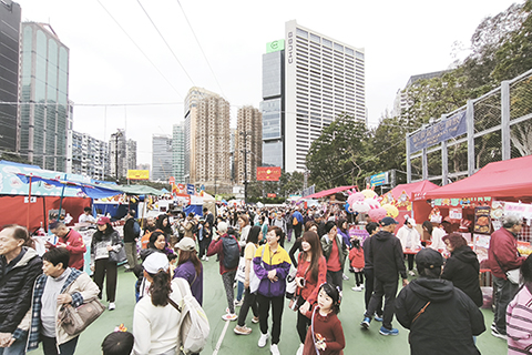 ◎ 全港最大的二零二六維園年宵市場設有四百個攤檔,方便市民購買賀年花卉、食品、裝飾和揮春等,迎接新年。(香港中通社圖片)