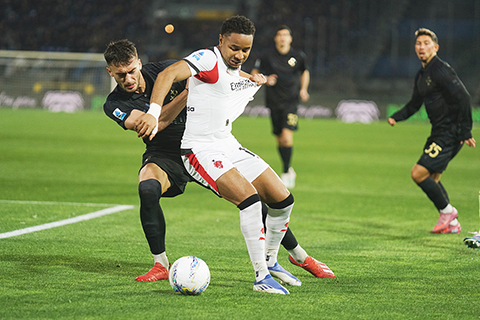 ◎ 白衣AC射手尼昆古昨役推進受阻。(美聯社)