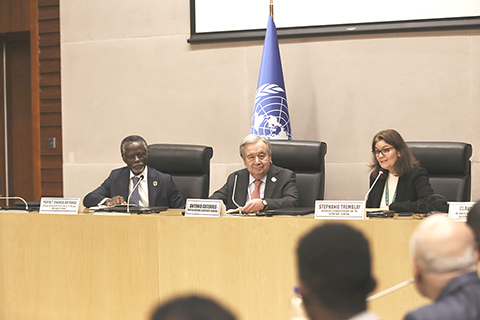 ◎ 二月十四日,在位於埃塞俄比亞首都亞的斯亞貝巴的非盟總部,聯合國秘書長古特雷斯(中)出席新聞發佈會。聯合國秘書長古特雷斯當日重申,聯合國將與非洲聯盟(非盟)繼續合作,共同應對非洲所面臨的挑戰。(新華社記者耿馨寧 攝)