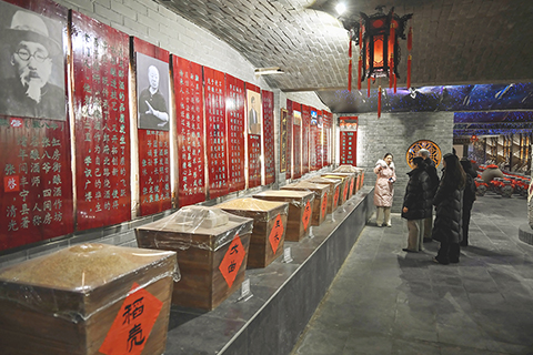 ◎ 一月二十七日,遊客在河北省豐寧滿族自治縣承德九龍醉酒業股份有限公司博物館參觀。(新華社發胡楊 攝)