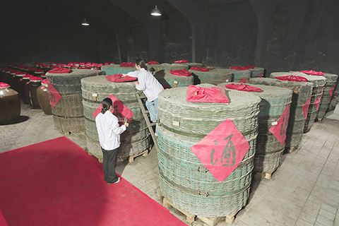 ◎ 一月二十七日,工人在河北省豐寧滿族自治縣承德九龍醉酒業股份有限公司酒窖工作。(新華社記者楊世堯 攝)