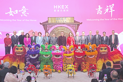◎ 二月二十日,主禮嘉賓在香港交易所馬年首個交易日開市儀式上合影。當日,香港交易所農曆馬年首個交易日拉開帷幕。(新華社記者陳鐸 攝)