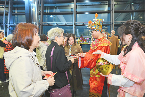 ◎ 佛光青年扮演的財神,在會場外歡迎大眾。(圖/黃國基)