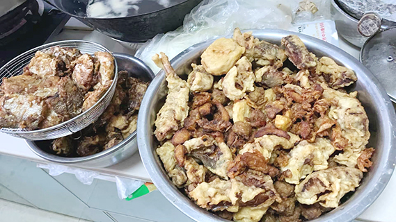 2月13日,孫欣欣在家中製作炸魚、炸肉。(孫欣欣 攝)