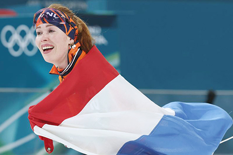 ◎ 2月20日,荷蘭選手賴普馬-德容在比賽後慶祝。她奪得冠軍。冬奧會速度滑冰女子1500米決賽在意大利米蘭舉行。(新華社記者杜瀟逸攝)
