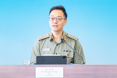 ◎ 香港壹傳媒創辦人黎智英被裁定勾結外國勢力等三罪罪成,被判囚二十年。二月廿三日,香港特區政府懲教署署長黃國興在記者會回答相關提問時表示,香港法律不存在「保外就醫(在囚人士獲批後可在外就醫治療)」。(香港中通社圖片)