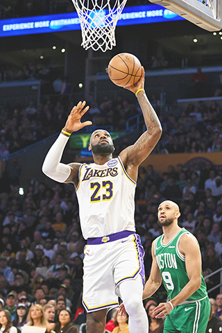 ◎ 當地時間二月二十三日,NBA常規賽湖人主場對陣塞爾特人竟不滿一百分以八十九比一百一十一敗北。球迷對隊中大將勒邦占士(23)是否老邁需退休響起質疑之聲。(美聯社)