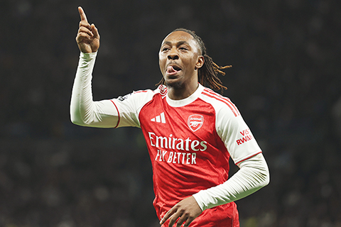 ◎ 二月二十二日,在倫敦舉行的托定咸熱刺隊和阿仙奴隊之間的英超足球比賽中,阿仙奴的埃貝雷奇.伊斯慶祝攻入球隊的第三個進球。伊斯是役梅開二度。(美聯社/伊恩沃爾頓)