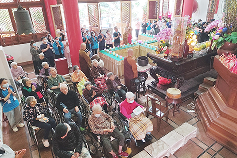 ◎ 菩提禪院舉行供燈法會。