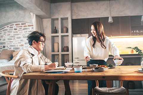 ◎ 羅啟豪與張紋嘉(右)在《月球上的藍玫瑰》MV演出。