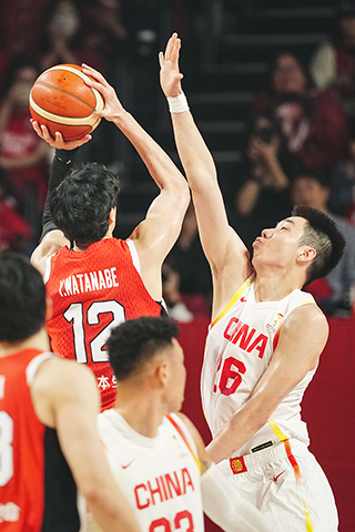 ◎ 二月二十六日,中國隊球員朱俊龍(上右)在比賽中防守。當地時間二月二十六日,在日本沖繩舉行的二0二七年國際籃聯籃球世界盃亞洲區預選賽第一階段B組比賽中,中國隊八十七比八十戰勝日本隊。(新華社記者賈浩成 攝)