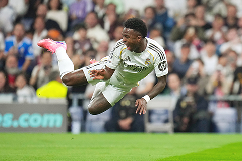 ◎ 二月二十五日,西班牙馬德里,皇家馬德里隊的雲尼斯奧斯在歐洲冠軍聯賽附加賽足球比賽第二回合皇家馬德里隊對賓菲加隊的比賽中射入第二個進球,奠定勝局。(美聯社/馬努費爾南德斯)