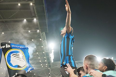 ◎ 二月二十五日,意大利貝加莫,阿特蘭大隊的馬里奧.帕薩利奇在阿特蘭大和多蒙特之間的冠軍聯賽第二回合附加賽中攻入第三球取勝後慶祝。(Spada/La Presse via AP)