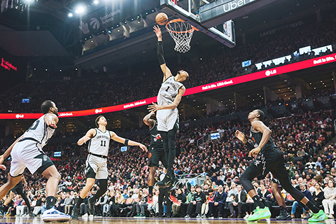 ◎ 二月二十五日,聖安東尼奧馬刺隊的維克多.雲班亞馬(Victor Wembanyama)(1)在多倫多對陣多倫多速龍隊的NBA常規賽上半場跳起蓋帽。(Sammy Kogan/加拿大媒體,美聯社)