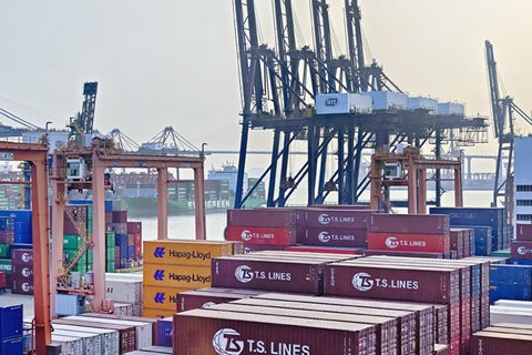 ◎ 香港特區政府統計處27日公佈,1月香港整體出口和進口貨值均錄得按年升幅,分別上升33.8%和38.1%;錄得連升23個月。(蔡志東 攝)