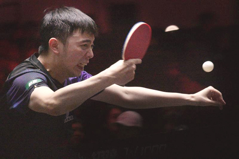 ◎ 二月二十七日,陳垣宇回球。在新加坡舉行的世界乒乓球職業大聯盟(WTT)新加坡大滿貫男子單打十六強比賽中,中國選手陳垣宇三比一戰勝巴西選手雨果·卡爾德拉諾,晉級八強。(新華社發 鄧智煒攝)