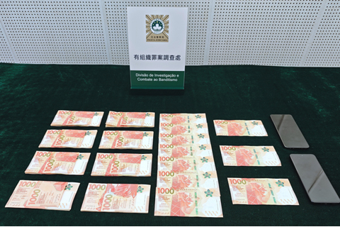 ◎ 檢獲的現金及手機。