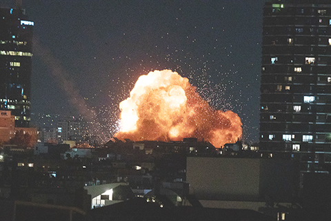 ◎ 二月廿八日晚,以色列特拉維夫市區傳出巨大爆炸聲,有建築物冒出火光。 據《以色列時報》三月一日報道,伊朗於二月廿八日晚對以色列主要城市特拉維夫發動的導彈襲擊造成一名女性死亡、多人受傷。(新華社記者陳君清 攝)