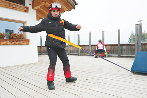 ◎ 3月2日,隊員岩溫的在訓練前熱身。冬殘奧會中國體育代表團殘奧單板滑雪隊在意大利科爾蒂納進行賽前適應性訓練。(新華社記者 才揚 攝)