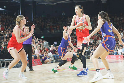 ◎ 3月1日,珀斯山貓隊球員韓旭(右二)在比賽中進攻。澳大利亞女籃聯賽(WNBL)總決賽第二場比賽中,中國球員韓旭加盟的珀斯山貓隊105比108不敵湯斯維爾火焰隊,從而以總比分0比2獲得亞軍。(新華社發 周丹攝)