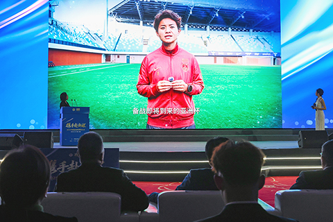 ◎ 三月二日,中國金球獎頒獎儀式在南京舉行,中國金球獎、中國女子金球獎、中國金帥獎、中國金童獎等各獎項得主悉數揭曉。圖為中國女子金球獎得主王霜在澳洲通過視頻感謝球迷對中國足球的支持。(中新社記者 泱波 攝)