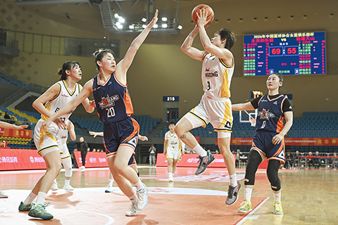 ◎ 3月2日,2026年中國籃協女籃俱樂部杯決賽階段比賽在廣東清遠開賽。在首日比賽中,東莞新彤盛(白衣)96比99不敵新疆天山(藍衣)。圖為東莞新彤盛隊員楊力維(右二)投籃。(中新社記者陳驥旻攝)