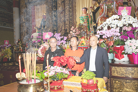 ◎ 陳明確、許文曲、顏奕賢主持光明燈亮燈儀式。