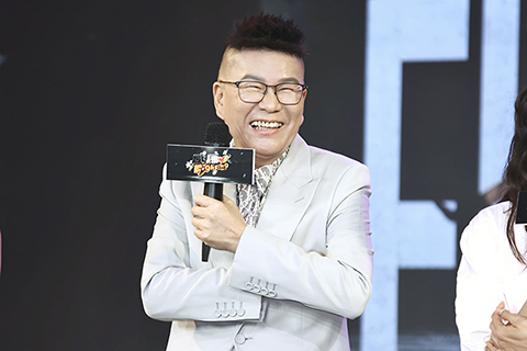 ◎ 台灣藝人沈玉琳在去年七月因確診白血病入院,接受治療至今已有七個月。他三月四日首度公開露面,出席新節目《黑白威廉Fighting》開播記者會,雖然人有些瘦弱、聲音沙啞,但氣色比先前已好了許多。他一上台不改幽默,笑說:「大家都關心我甚麼時候出院,大約在冬季,昨天跟主治醫生聊天,大概就在這幾天。」(香港中通社圖片)