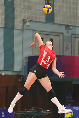 ◎ 3月3日,上海光明優倍隊球員範賴克發球。中國女子排球超級聯賽季後賽C組比賽中,北京北冰洋隊主場1比3不敵上海光明優倍隊。(新華社發 馬子涵 攝)