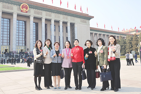 ◎ 三月八日,全國政協十四屆四次會議在北京人民大會堂舉行第三次全體會議。今天是國際勞動婦女節,女性港區全國政協委員在人民大會堂前拍攝視頻,向廣大婦女致以節日祝福。(香港中通社記者 謝光磊 攝)