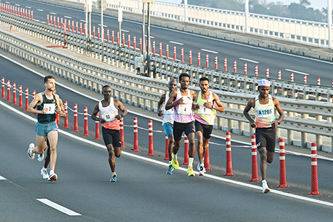 ◎ 領先跑手爭持激烈。