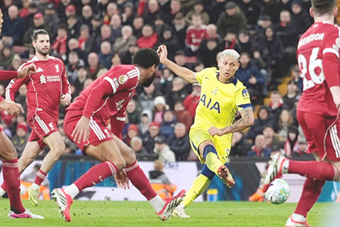 ◎ 黃衣李察列臣最後時刻攻破紅軍大門。(美聯社)