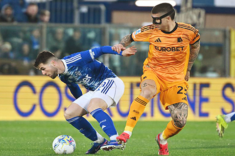 ◎ 三月十五日,羅馬隊球員文仙尼(右)與科木隊球員巴圖里拿在比賽中拼搶。科木隊主場二比一戰勝羅馬隊。(新華社發)