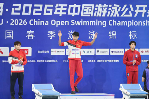 ◎ 三月二十日,張展碩(中)向觀眾致意。在廣東深圳舉行的二零二六年中國游泳公開賽男子一千五百米自由泳決賽中,中國選手張展碩獲得冠軍。(新華社記者 梁旭 攝)