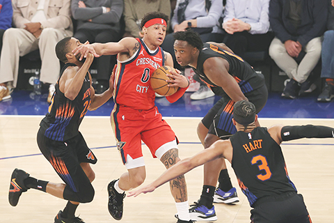 ◎ 鵜鶘0號費亞斯遭紐約人圍搶,終場紐約人勝出。(美聯社)