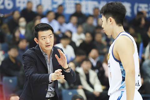 ◎ 三月二十四日,浙江浙商證券隊主教練王博(左)在場邊指導球員趙嘉仁。CBA常規賽第三十輪比賽中,浙江浙商證券隊客場一零二比九十五戰勝天津先行者隊。(新華社記者 孫凡越 攝)