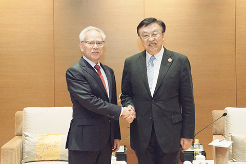 ◎ 行政長官岑浩輝與海南省委書記、省人大常委會主任馮飛親切握手。