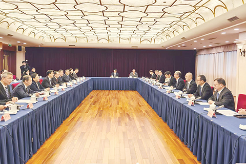 ◎ 立法會主席張永春率領公共行政事務跟進委員會一行與浙江省人大常委會黨組書記、副主任陳金彪座談,交流立法、監督等工作。