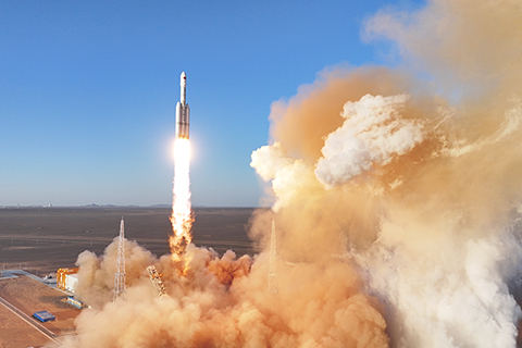 ◎ 三月三十日十九時,力箭二號遙一運載火箭在東風商業航天創新試驗區發射升空,將搭載的新征程01衛星、新征程02衛星和天視衛星01星共三顆衛星順利送入預定軌道,飛行試驗任務取得圓滿成功。(無人機照片)(中新社發汪江波 攝)