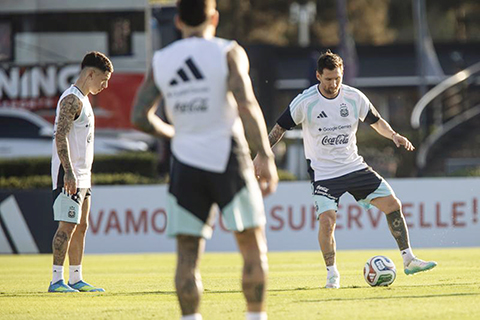 ◎ 阿根廷國足隊長美斯(右)昨日備戰,今晨七時一刻將在首都友賽來訪的贊比亞隊。(新華社發)