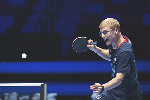 ◎ 三月三十一日,法國選手費利克斯.勒布倫回球。在中國澳門舉行的國際乒聯男子及女子世界盃男子單打小組賽中,法國選手費利克斯.勒布倫三比一戰勝中國台北選手馮翊新。(新華社記者 于洋 攝)