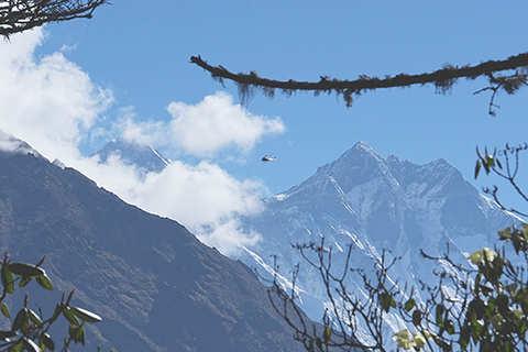 ◎ 圖為二0二五年五月二十九日,一架尼泊爾直升機在喜馬拉雅山區珠穆朗瑪峰與洛子峰南麓上空飛行。(中新社記者 崔楠 攝)(資料圖片)