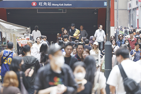 ◎ 四月六日,眾多旅客趁清明節假期訪港,香港多區人流暢旺。入境處預計,復活節及清明節假期期間約有六百四十四萬人次,經各口岸進出香港。圖為香港旺角地鐵站出口人流如潮。(香港中通社記者 陳奕啟 攝)